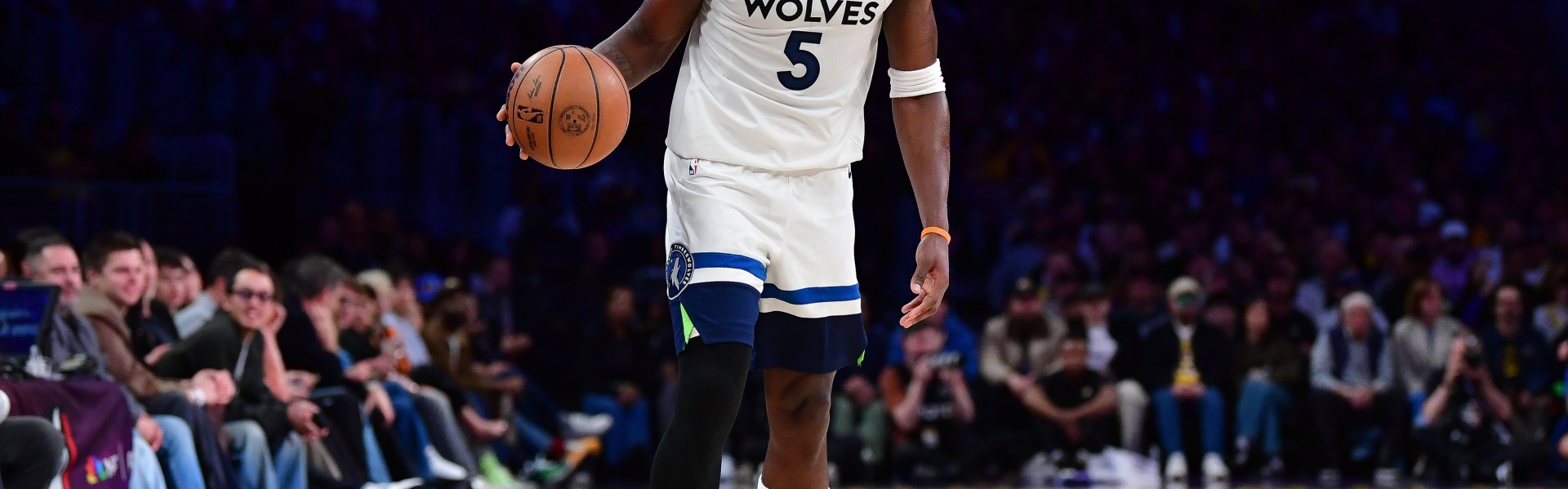 官方入口-艾维曾抨击：爱德华兹说恐同言论还能打球 因为他是能赚钱的球星