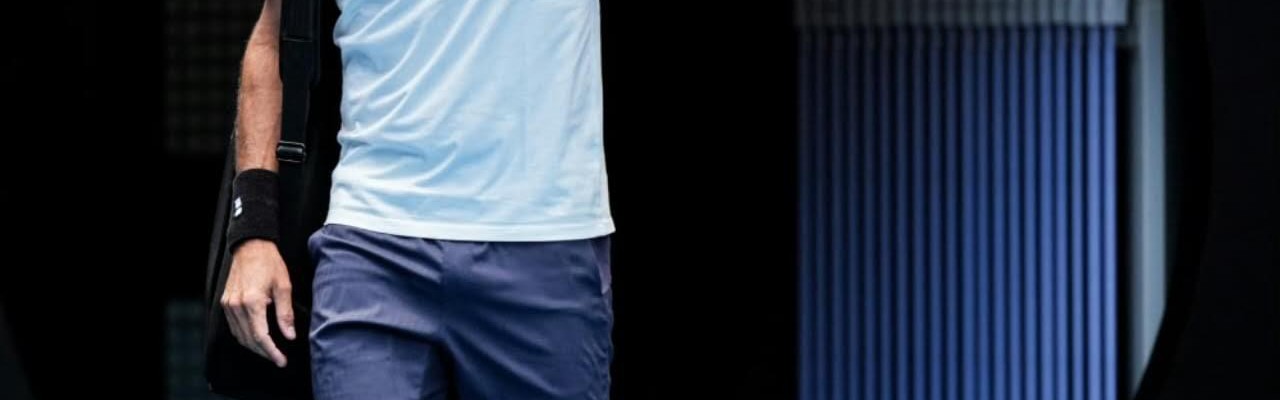 44岁费德勒重返澳网抢七横扫鲁德燃爆球迷，德约化身迷弟现场观战