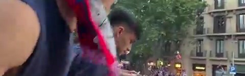 尴尬了！巴萨游行误播嘲讽尤文歌曲，官方没察觉还在社媒晒出视频